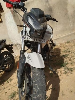 17 Used Pearl Silver White Color Hero Xtreme 160r Motorcycle Bike For Sale In India Droom